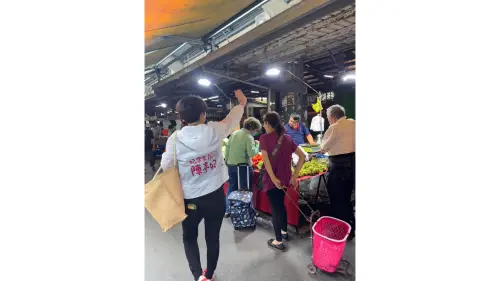 民進黨立委陳亭妃近日前往台南果菜市場,向市場的媽媽們送暖。(圖/陳亭妃提供) ▲民進黨立委陳亭妃近日前往台南果菜市場,向市場的媽媽們送暖。(圖/陳亭妃提供)