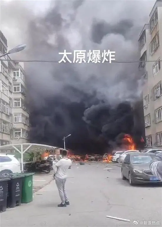 ▲中國山西太原市一處住宅區今(30)日下午1點多驚傳發生大爆炸,現場濃煙滾滾,畫面十分驚悚。(圖/翻攝自微博)