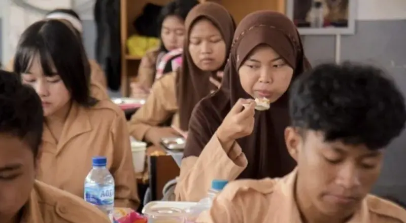 ▲印尼總統提倡的免費營養午餐計劃目前已造成170名學生食物中毒。（圖／翻攝自X）