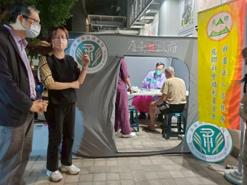 ▲關心街友醫護走出戶外，自4月起每月辦理一次提供街友醫療外展服務。（圖／屏東縣府提供）
