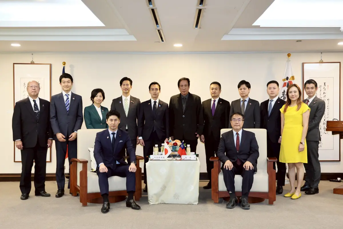 ▲日本自民黨青年局長眾議員中曾根康隆，今天率局長代理兼國際部長眾議員平沼正二郎等一行13位來賓，拜會台南市長黃偉哲。(圖／南市府提供)