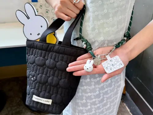 ▲「miffy手機掛繩組」好萌！「miffy絎縫隨行杯袋」有兔型絎縫圖案，搭配刺繡眼睛與X叉叉嘴可愛瘋。（圖／記者蕭涵云攝）