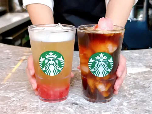 ▲左起：「荔枝桂花風味青茶」中杯145元、大杯160元、特大杯175元，「荔枝桂花風味冷萃咖啡」中杯140元、大杯160元、特大杯180元。（圖／記者蕭涵云攝）