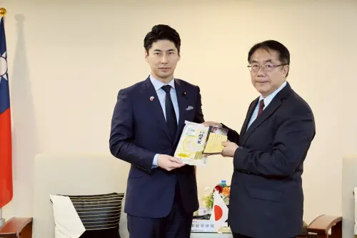 ▲黃偉哲也特別致贈以八田與一技師建造之烏山頭水庫、嘉南大圳所灌溉而成的台南越光米給訪賓，以紀念台日友好情誼。(圖／南市府提供)