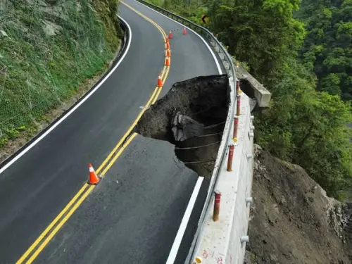 畫面曝光!太平山遊樂區「路基掏空崩塌」 緊急休園5天搶修