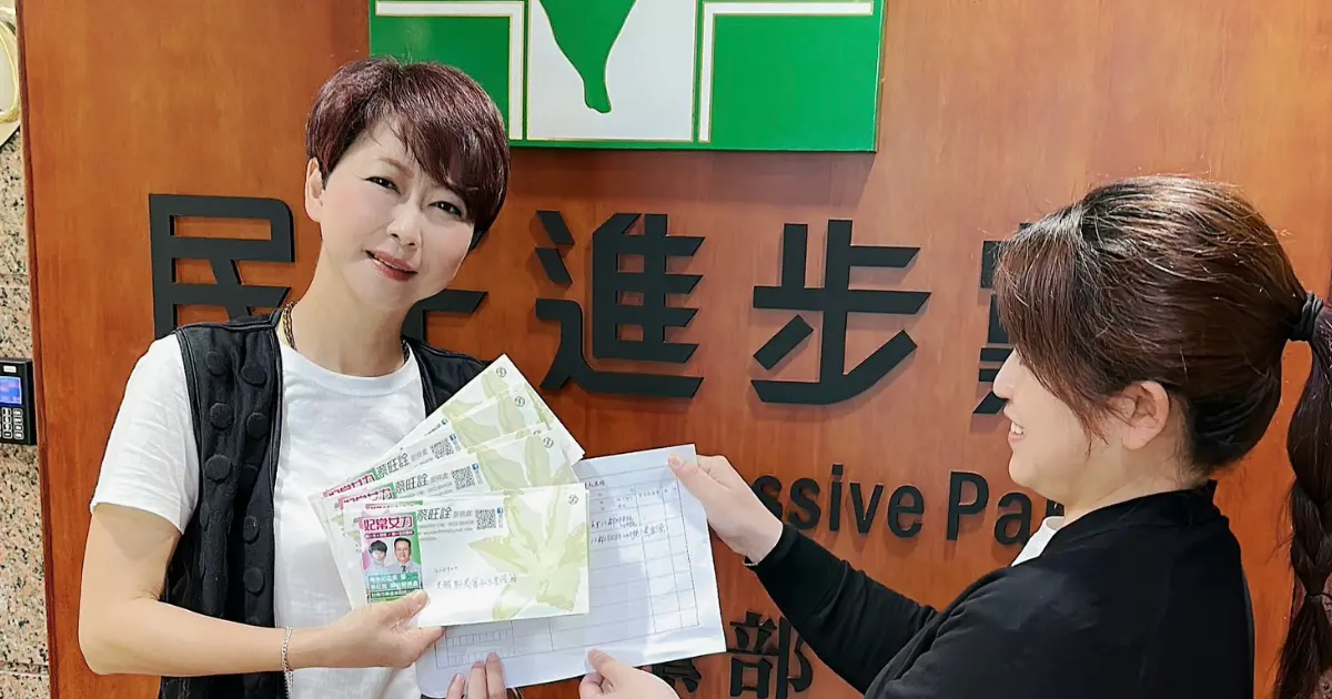 ▲罷免最後衝刺 陳亭妃挺民主親送連署書（圖／陳亭妃提供）