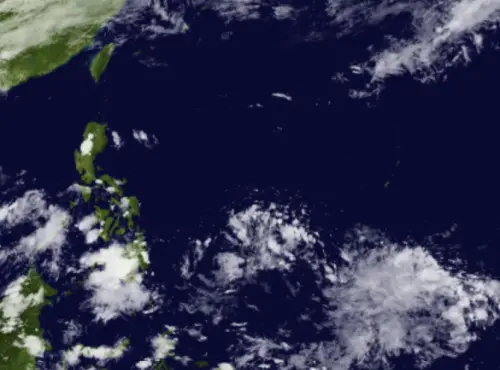 ▲菲律賓東南方的熱帶擾動還在醞釀，雲系初步在匯集中。（圖／翻攝向日葵8號衛星）