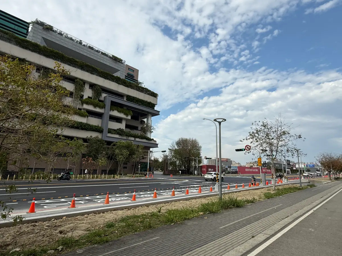 ▲台中13期緊鄰8期與南區成熟商圈，憑藉優越地段與換房需求，持續帶動房市熱度。圖為中山醫學大學旁新建案基地。（圖／信義房屋提供）