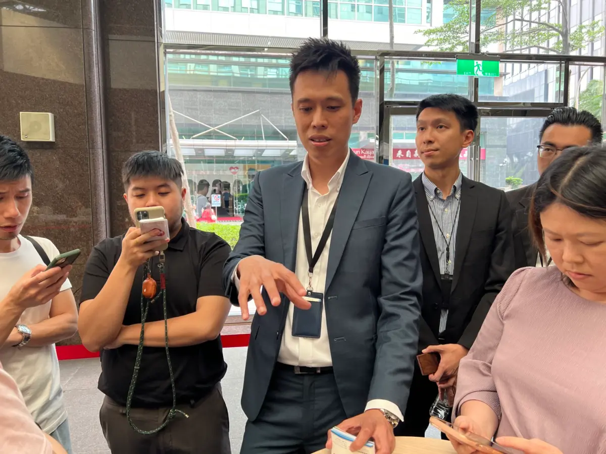 ▲萊爾富數位行銷處協理施邦樑表示，目標今年營收成長20%，要做「大眾的美食廚房」。（圖╱記者林汪靜攝）