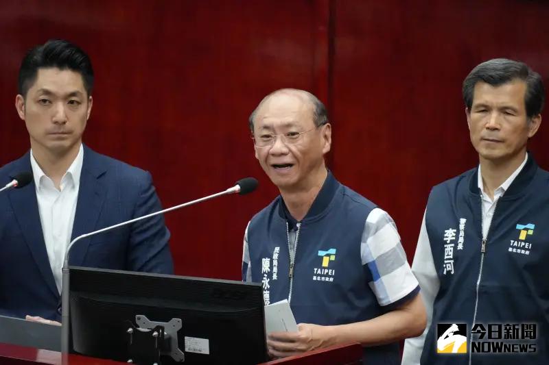 ▲台北市民政局長陳永德(中)坦言,民政局並沒有即時警示系統。(圖/記者呂炯昌攝)