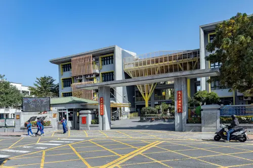 三福宅邸落點巧妙，鄰近不僅有民生國小還有陽明高中，完整的9年學區只要散步就能走到。（圖／業者提供）