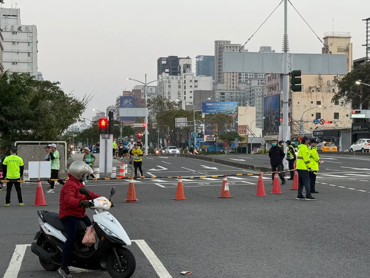 ▲「2025 ZEPRO RUN全國半程馬拉松」即將於5月4日在港都開跑！高市警局除派警、義交沿途管制交通外，也將採「分段逐步解封管制」縮短交管時間。（圖／高市交通大隊提供）