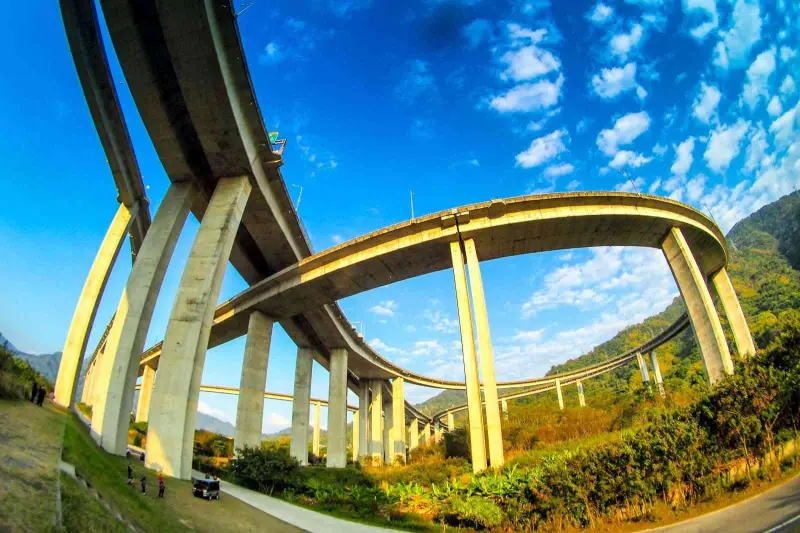 ▲國姓交流道擁有臺灣最高的交流道橋墩群，曾獲選「高快速公路八景」之首。（圖／翻攝南投縣政府網站，2025.04.30）