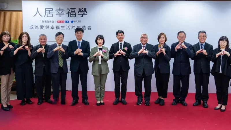 ▲將捷集團林長勲創辦人及董事長林嵩烈等人攜集團全體專業經理人共同以揖禮感謝參加新書發表會貴賓。（圖／主辦單位提供）