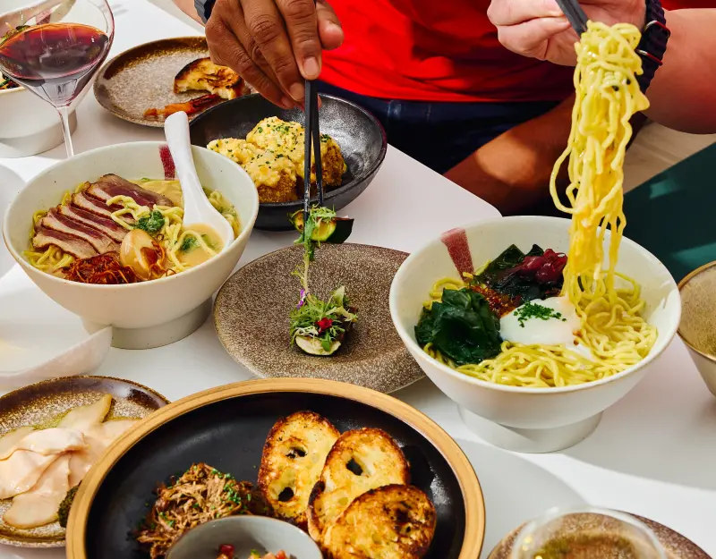 ▲台中預約困難燒鳥餐廳「鳥苑Torien Yakitori」主廚湯仲鴻（Tommy）與南台灣最難訂位餐廳「AKAME」主廚彭天恩（Alex）跨界聯手，推出「Glou Suru」，將是台中最時髦麵吧。（圖／Glou Suru提供）