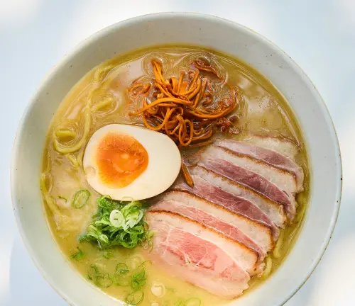 ▲「赤味噌鴨白湯拉麵」捨去雞骨熬湯的傳統，改以鴨架慢熬10小時，再搭配特調赤味噌成為湯底。（圖／Glou Suru提供）