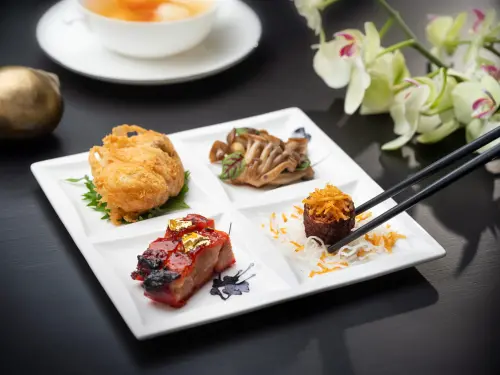 ▲新菜色中的前菜拼盤，包含雅閣叉燒皇、脆栗鴨捲、柚香醋野菌、酥炸廣島蠔等。（圖/台北文華東方酒店提供）