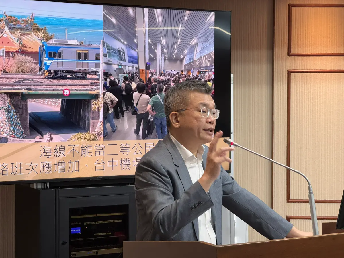 ▲蔡其昌今日針對台中機場動線進行質詢，提及不少旅客抱怨入境時動線混亂，對此交通部長陳世凱允諾將啟動跨部會協調。（圖／蔡其昌辦公室提供）