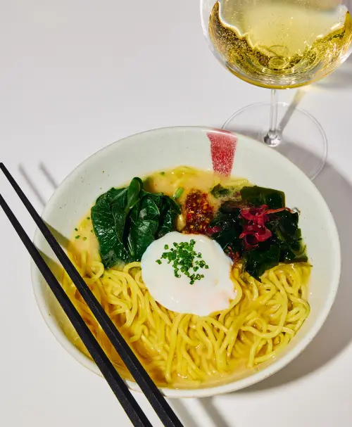 ▲「山海菜鴨湯辣椒麵」選用野菜與海藻，佐上AKAME特製小米雞心辣椒與水波蛋。（圖／Glou Suru提供）