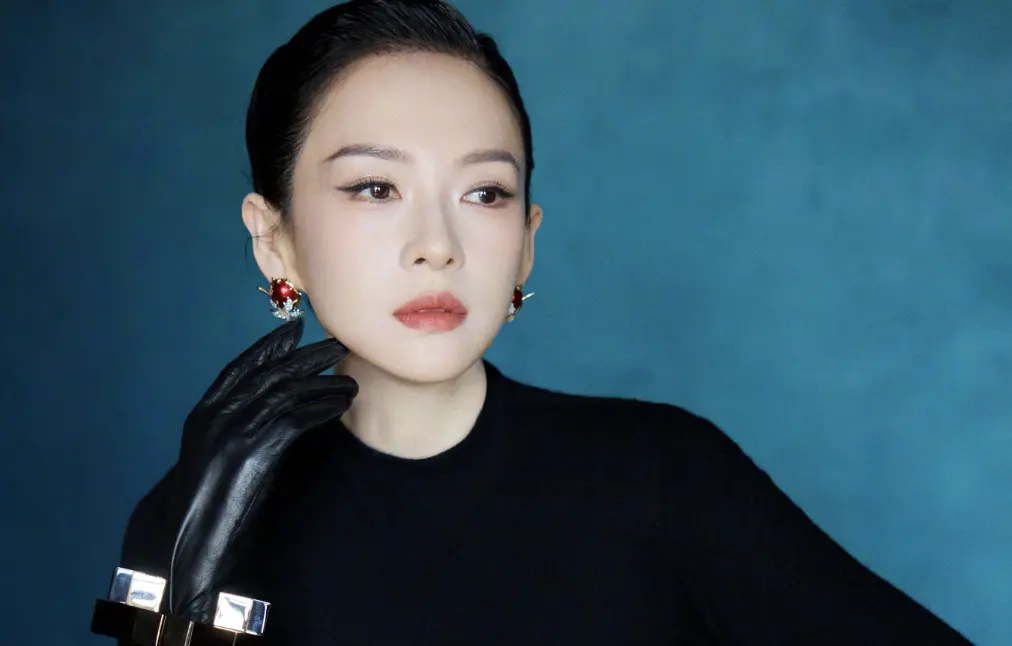 ▲章子怡日前出席公開活動不慎在後台慘摔，雙膝直接跪地嚇壞眾人，而昨（29）日又有粉絲看見章子怡坐在輪椅上現身高鐵站，對此經紀人也回應本人近況。（圖／章子怡 微博）