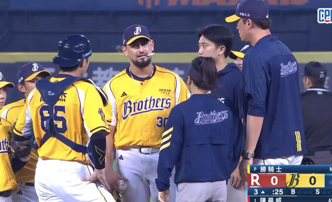 ▲中信兄弟今（30）日在主場迎戰樂天桃猿，王牌洋投勝騎士僅投2.1局就因右肩不適緊急傷退，傷勢恐不樂觀。（圖／擷取自CPBLtv）