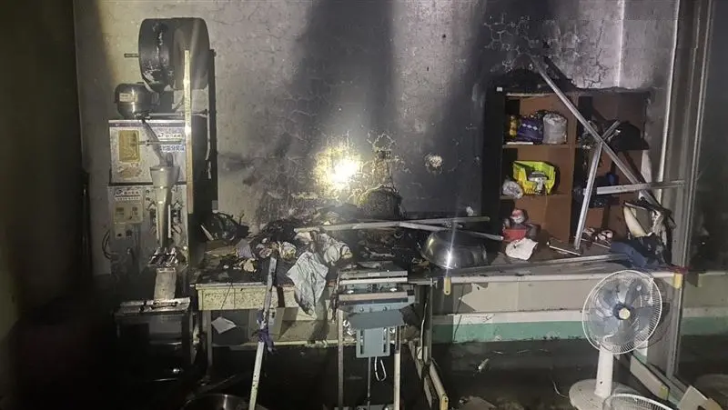 ▲台南麻豆一處民宅一度傳出爆炸聲響，所幸屋內4人第一時間已順利逃生，起火原因疑是高中生在執行硝糖火箭實驗。（圖／翻攝畫面）