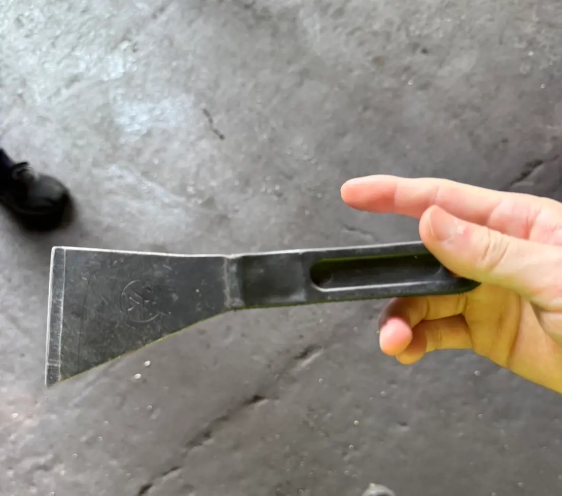 ▲張男趁詹男在與老闆講事情時，從後方偷襲，持脫模工具刀砍向詹男左側腹部。（圖／翻攝畫面）