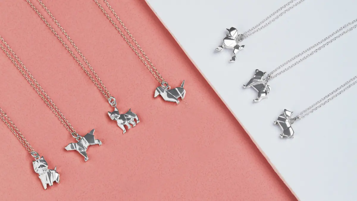 ▲「I Love Dog摺紙狗」打造出兼具質感、耐久性、質感爆棚的飾品，七款萌犬躍上身，項鍊、耳環任你挑。（圖／品牌提供）