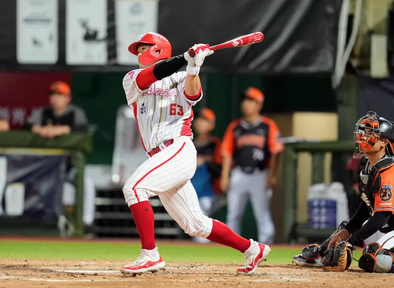 ▲蔣少宏本季首轟就是3分砲，幫助味全龍在前半段就拉開比分，率隊終場7：1擊退統一獅，排名再度重回第一。（圖／味全龍提供）