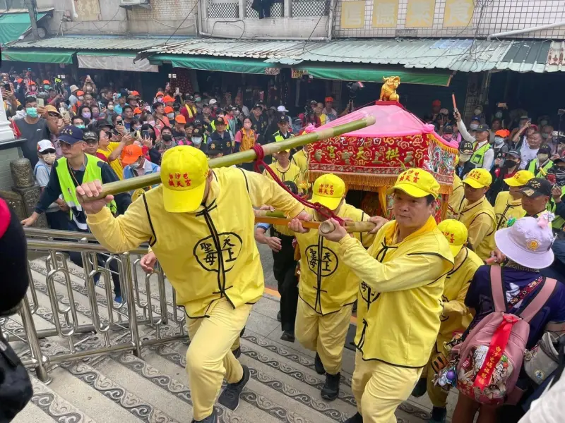 ▲白沙屯媽祖進香將在今(１)晚間11點25分起駕出發，預計10天9夜徒步橫跨400公里。但該如何追白沙屯媽祖的粉紅超跑？一次整理App和直播連結報你知。（圖／白沙屯拱天宮）