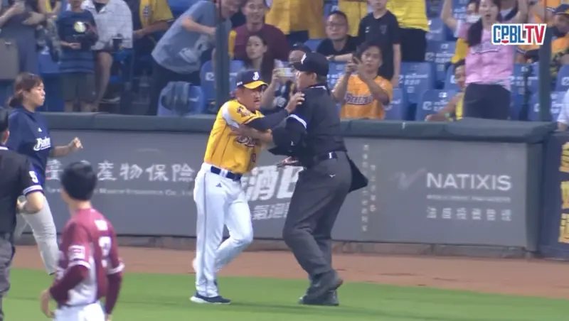 ▲落後1分的兄弟總教練平野惠一，因為不滿判決情緒失控大暴走，在第九局下衝到場上，想找壘審理論。（圖／CPBLtv）