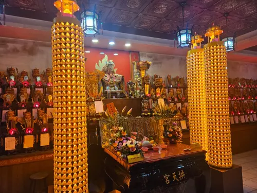 媽祖誕辰由來具有許多傳說故事,在媽祖生日這天各地媽祖廟都會舉辦祭祀活動,白沙屯拱天宮也會舉辦祝壽儀式。(圖/白沙屯拱天宮) ▲媽祖誕辰由來具有許多傳說故事,在媽祖生日這天各地媽祖廟都會舉辦祭祀活動,白沙屯拱天宮也會舉辦祝壽儀式。(圖/白沙屯拱天宮)