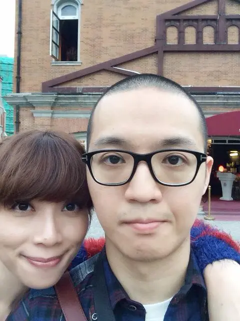 ▲貴婦奈奈(左)曾與醫師黃博健(右)談姊弟戀,在部落格分享戀愛故事,後來合資開醫美診所。(圖/翻攝貴婦奈奈臉書)