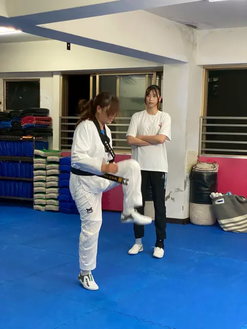 ▲ 這一次的「教練」，正是東京奧運銅牌的女兒羅嘉翎。