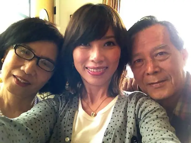 ▲貴婦奈奈(中)與父母合照。(圖/翻攝貴婦奈奈臉書)