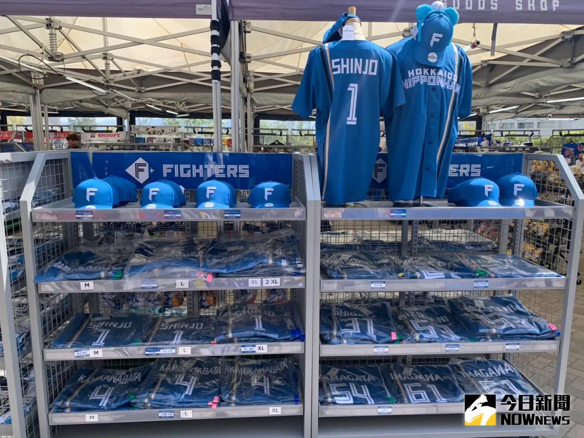 ▲福岡巨蛋的客隊商品部也有販賣火腿隊商品，不過沒有古林睿煬的系列商品。（圖／記者陳柏翰攝）