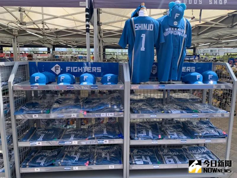 ▲福岡巨蛋的客隊商品部也有販賣火腿隊商品，不過沒有古林睿煬的系列商品。（圖／記者陳柏翰攝）