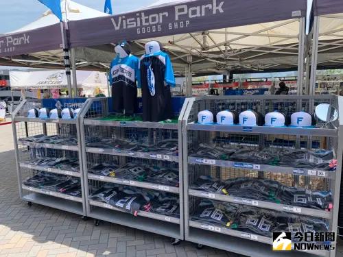 ▲福岡巨蛋的客隊商品部也有販賣火腿隊商品，不過沒有古林睿煬的系列商品。（圖／記者陳柏翰攝）