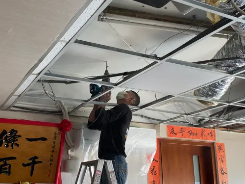 ▲張振忠踏上創業一途，成立「勝宬工程行」，服務包含拆除工程、清運廢棄物到室內裝潢，一條龍服務。（圖／平冤協會提供）