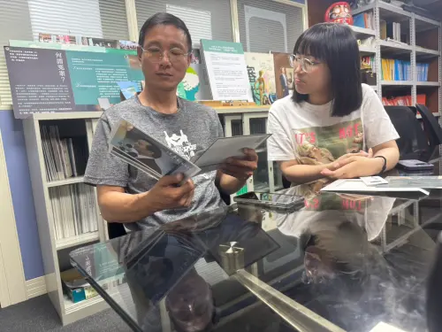 ▲張振忠經證人指認，遭控犯下竊盜、毀損他人物品等案，遭判3年6月刑期。在老婆棄而不捨追蹤下，發現法院一案兩判，證明丈夫清白，案件得以再審。2022年台中高分院駁回檢方上訴，張振忠獲判無罪，順利平反。（圖／記者陳偉周攝）