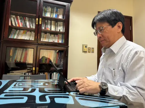 ▲監察委員高涌誠接獲陳情深入調查，勘驗光碟驚見警方指認過程「離離落落」（台語），「鄧屏湘與5名警員列隊，讓目擊者指認，其中只有鄧穿囚服、戴手銬與腳鐐等戒具，過程中不斷遭警員喝斥，充滿暗示。」（圖／記者陳偉周攝）