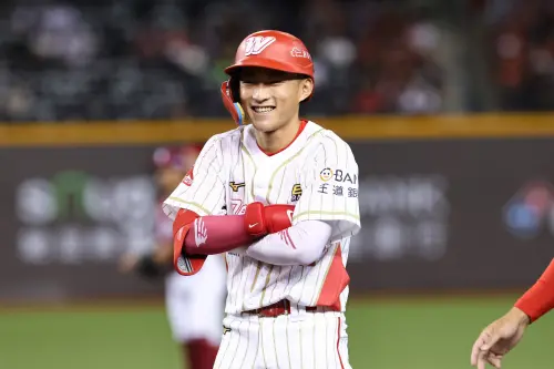 郭天信大多埋伏在9棒,打擊特性是擁有聯盟最頂級的低揮空率,本季在維持優異特色同時,稍微犧牲三振率,但大幅度提高確實擊球率,打出生涯最佳的3成21打擊率、本季首轟也開張。(圖/味全龍提供) ▲郭天信大多埋伏在9棒,打擊特性是擁有聯盟最頂級的低揮空率,本季在維持優異特色同時,稍微犧牲三振率,但大幅度提高確實擊球率,打出生涯最佳的3成21打擊率、本季首轟也開張。(圖/味全龍提供)