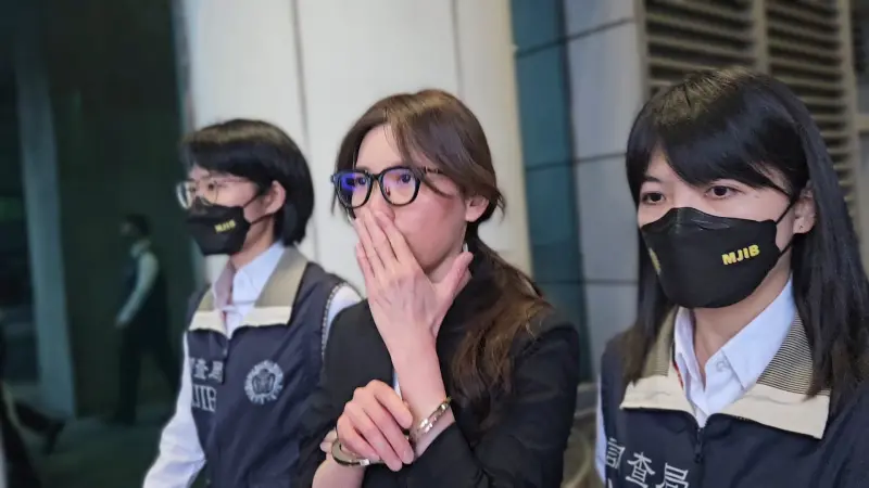 ▲網紅貴婦奈奈（中）回國投案。（圖／記者劉松霖攝）