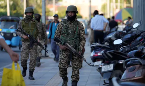 ▲喀什米爾地區的恐怖攻擊事件，讓彼此本就不友好的印度、巴基斯坦，關係更加惡化。圖為喀什米爾街頭武裝巡邏的印度軍警。（圖／美聯社／達志影像）