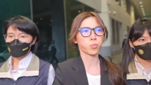 ▲貴婦奈奈返抵國門，由調查官押解上車途中，手勢表情很有戲。（圖／記者劉松霖攝）