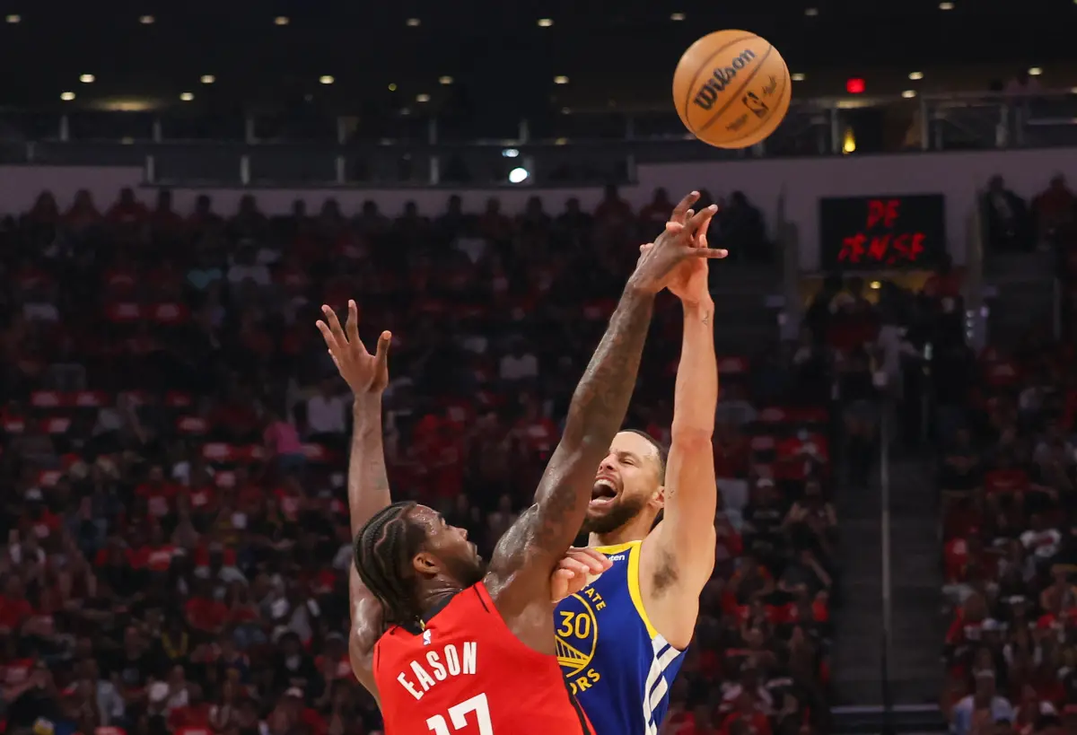 ▲金州勇士一哥Stephen Curry疑遭Brooks刻意觸碰傷處，投籃後不斷甩手，主播憂心其拇指傷勢恐影響勇士晉級。（圖／路透／達志影像）