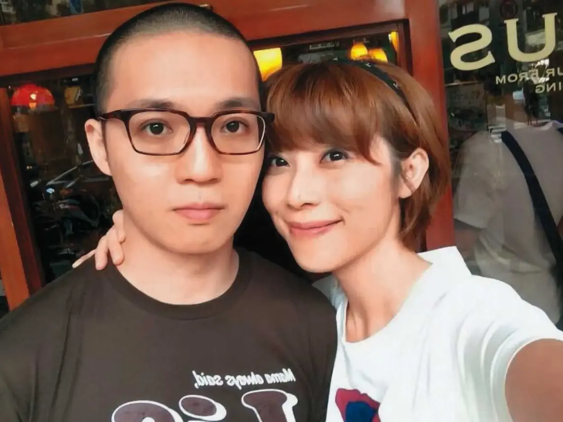 ▲黃博健（左）計畫利用貴婦奈奈（左）投案，觀望檢調辦案情形，再決定是否也回台灣。（圖／翻攝臉書）