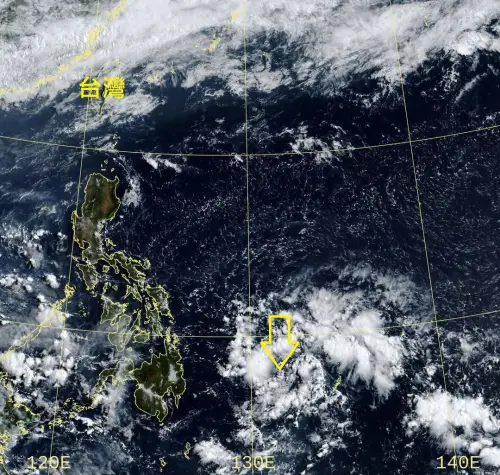 ▲菲律賓東方海面有跨赤道流，和北半球熱帶東風相遇，產生具有逆時針旋轉特徵的風切帶。（圖／鄭明典臉書）