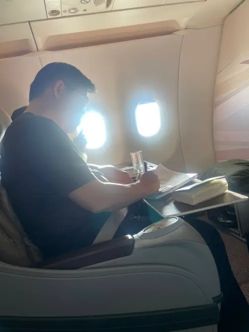 ▲衛福部次長呂建德陪同林佳龍訪非，他PO出林佳龍在機上仍低頭認真工作的模樣。（圖 /翻攝呂建德臉書）