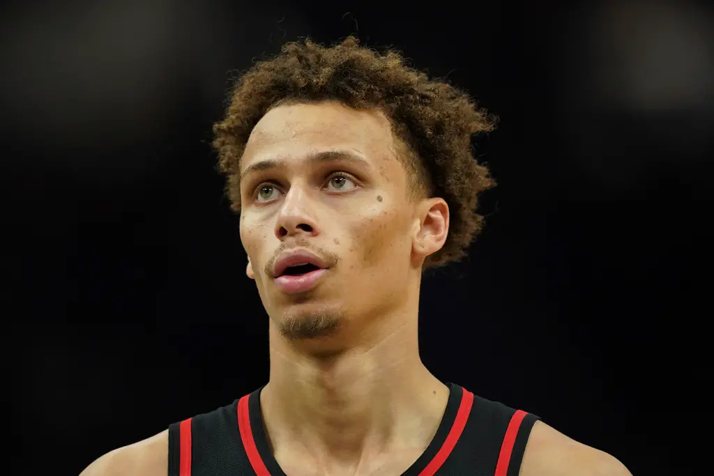 ▲澳洲籃球新星Dyson Daniels榮獲本季NBA「年度最佳進步球員獎」（Most Improved Player），獲頒象徵該獎榮譽的「George Mikan Trophy」。（圖／美聯社／達志影像）